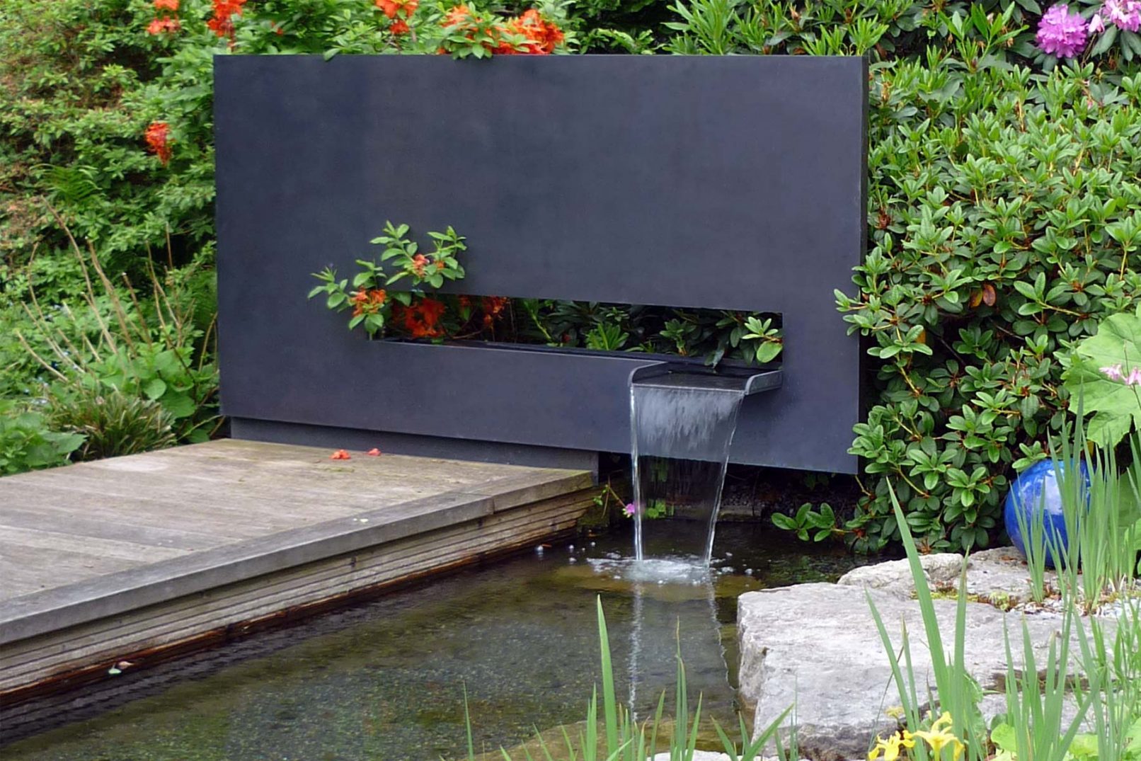 Wasserschütte aus Bronzeblech mit dunkel patinierter Oberfläche gefertigt von Kunstschmiede Bergmeister